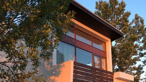 Un bâtiment moderne à deux étages, doté de grandes fenêtres et d’un toit plat.