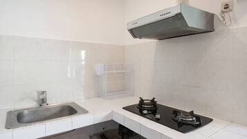 Kühlschrank, Mikrowelle, Herdplatte, Wasserkocher