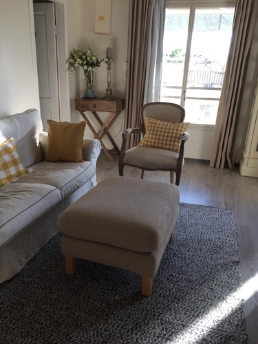  A Roof Top Beautiful Apartment With Sun Bathing Porch, no elevator. 