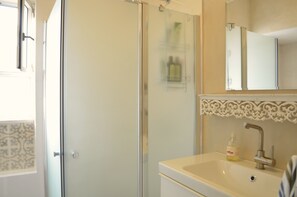 Douche, sèche-cheveux, serviettes fournies, savon