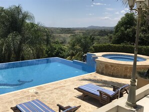 An infinity pool - Nestled in the tropical rainforest with fabulous, unobstructed views! (Chacarita)