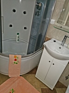 Hiustenkuivaaja, pyyhkeet, saippua, sampoo