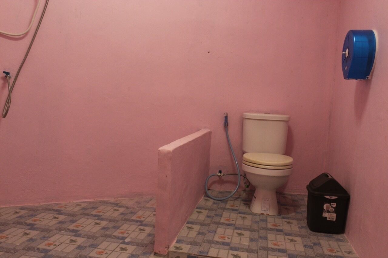 Family Room | Bathroom | Shower, free toiletries, hair dryer, towels