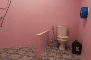 Family Room | Bathroom | Shower, free toiletries, hair dryer, towels - Demy Home (Suan Phueng)