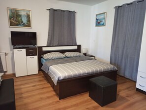 1 bedroom, desk, iron/ironing board, free WiFi