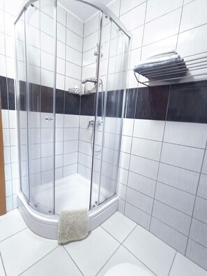 Dusche, umweltfreundliche Kosmetikartikel, Haartrockner, Bademäntel