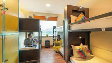 Basic Shared Dormitory, Men only, Ensuite (6 Bed Male Only AC) | 1 bilik tidur, dilengkapkan perabot secara berasingan, Wi-fi percuma