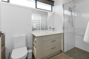 3 bedroom 2.5 bathroom townhouse | Bathroom | Separate bathtub and shower, free toiletries, hair dryer, towels - Boutique Stays - Caulfield Central (Caulfield South)