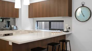 3 bedroom 2.5 bathroom townhouse | Private kitchen | Full-sized fridge, microwave, oven, stovetop