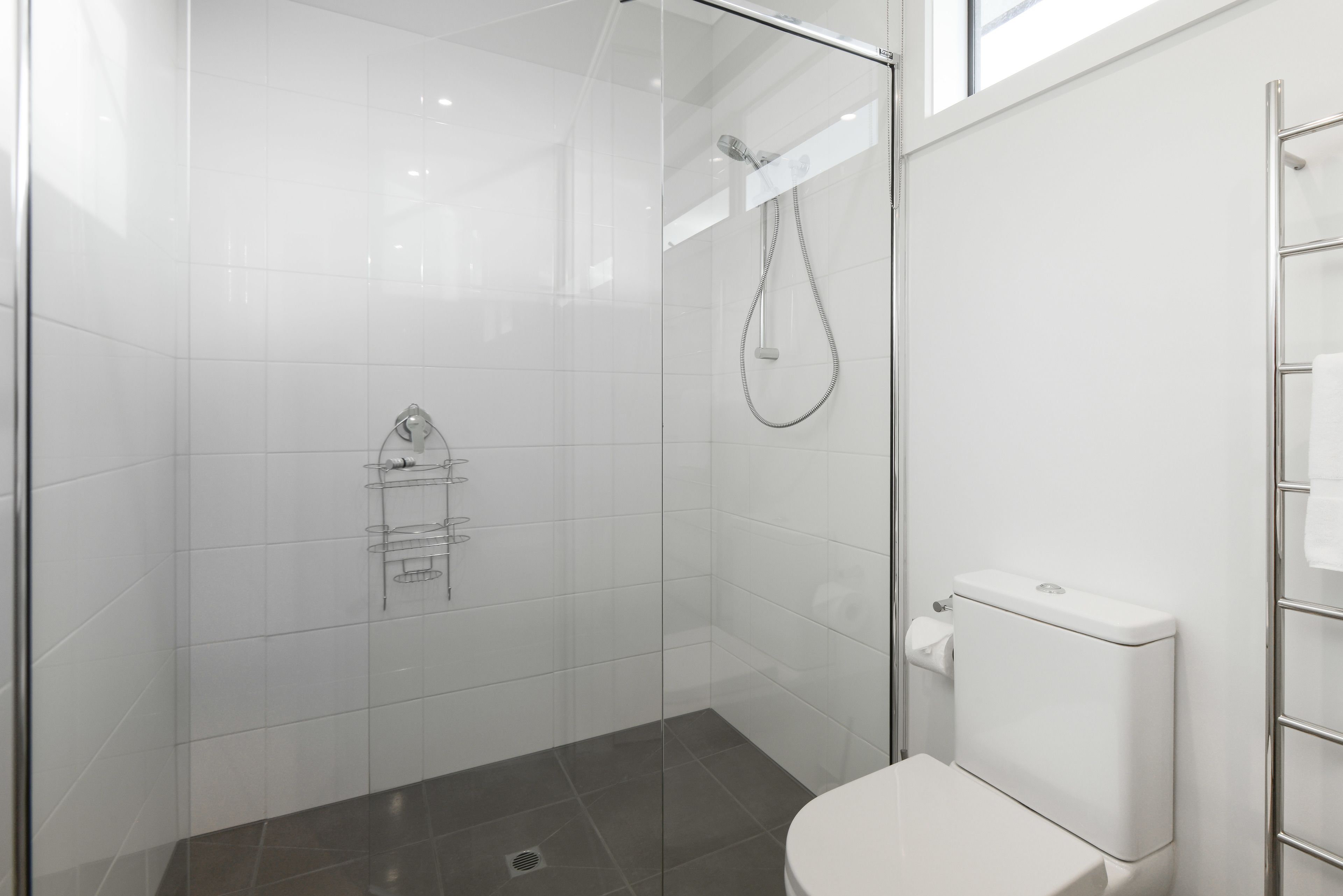 3 bedroom 2.5 bathroom townhouse | Bathroom | Separate tub and shower, free toiletries, hair dryer, towels
