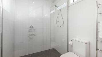3 bedroom 2.5 bathroom townhouse | Bathroom | Separate tub and shower, free toiletries, hair dryer, towels