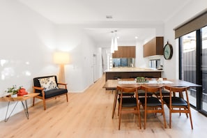 3 bedroom 2.5 bathroom townhouse | In-room dining