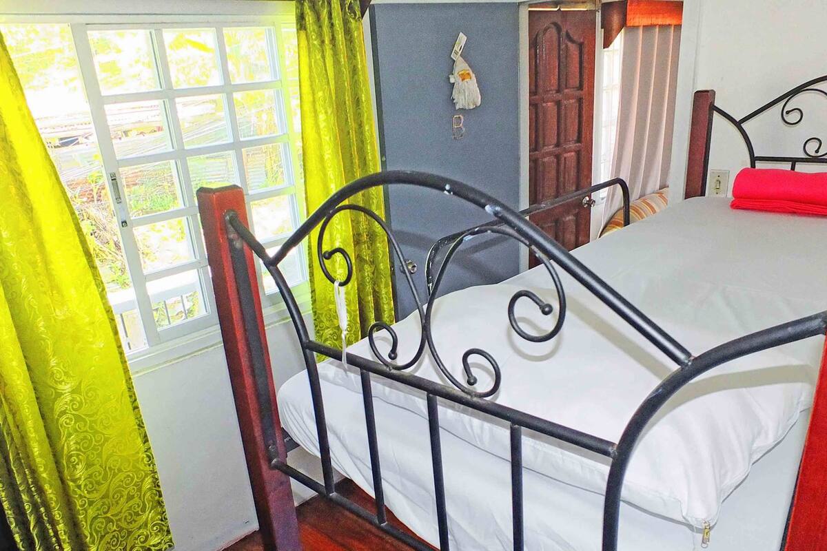 House, 3 Bedrooms | Desk, iron/ironing board, free WiFi
