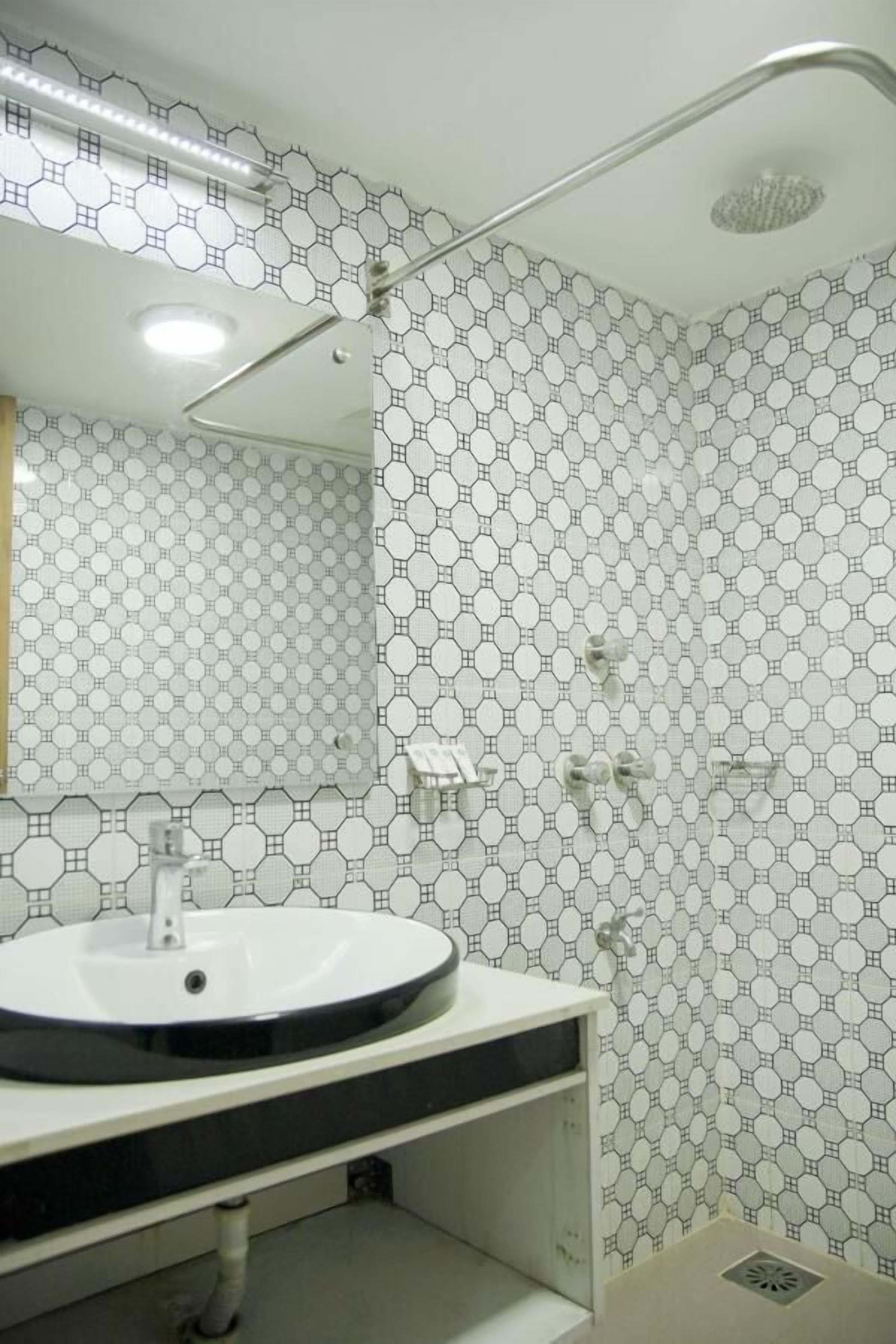 Bathroom | Free toiletries, bathrobes, slippers, bidet