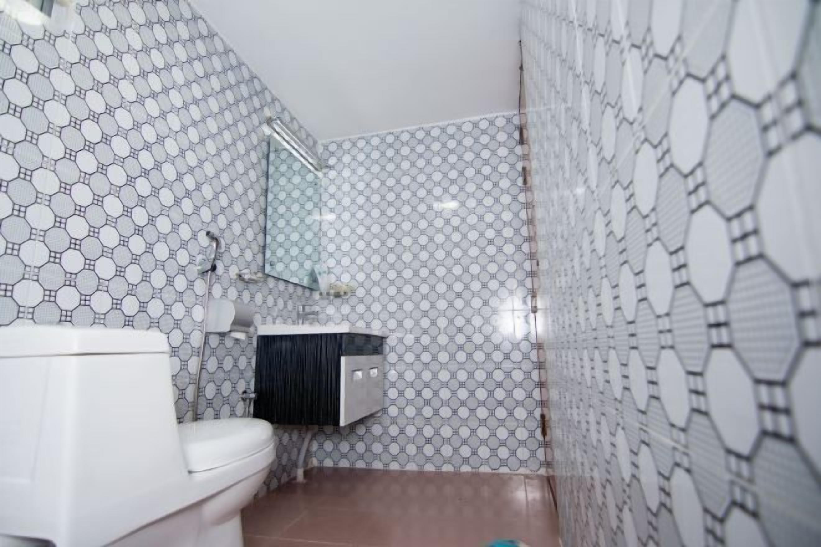 Bathroom | Free toiletries, bathrobes, slippers, bidet