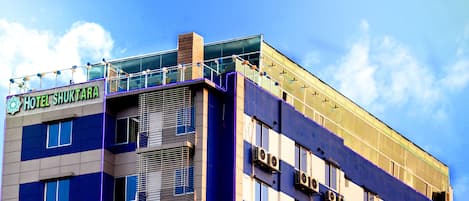 Et hotel med moderne design, med et tydeligt skilt for Hotel Shukhtar.
