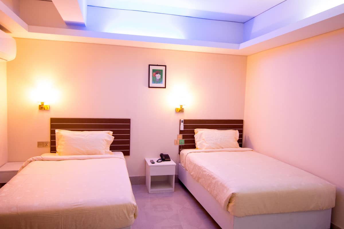 Habitación estándar con 2 camas individuales | Ropa de cama de alta calidad y minibar 