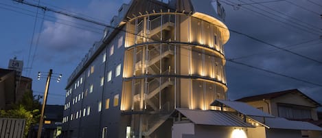 Overnatningsstedets facade – aften/nat