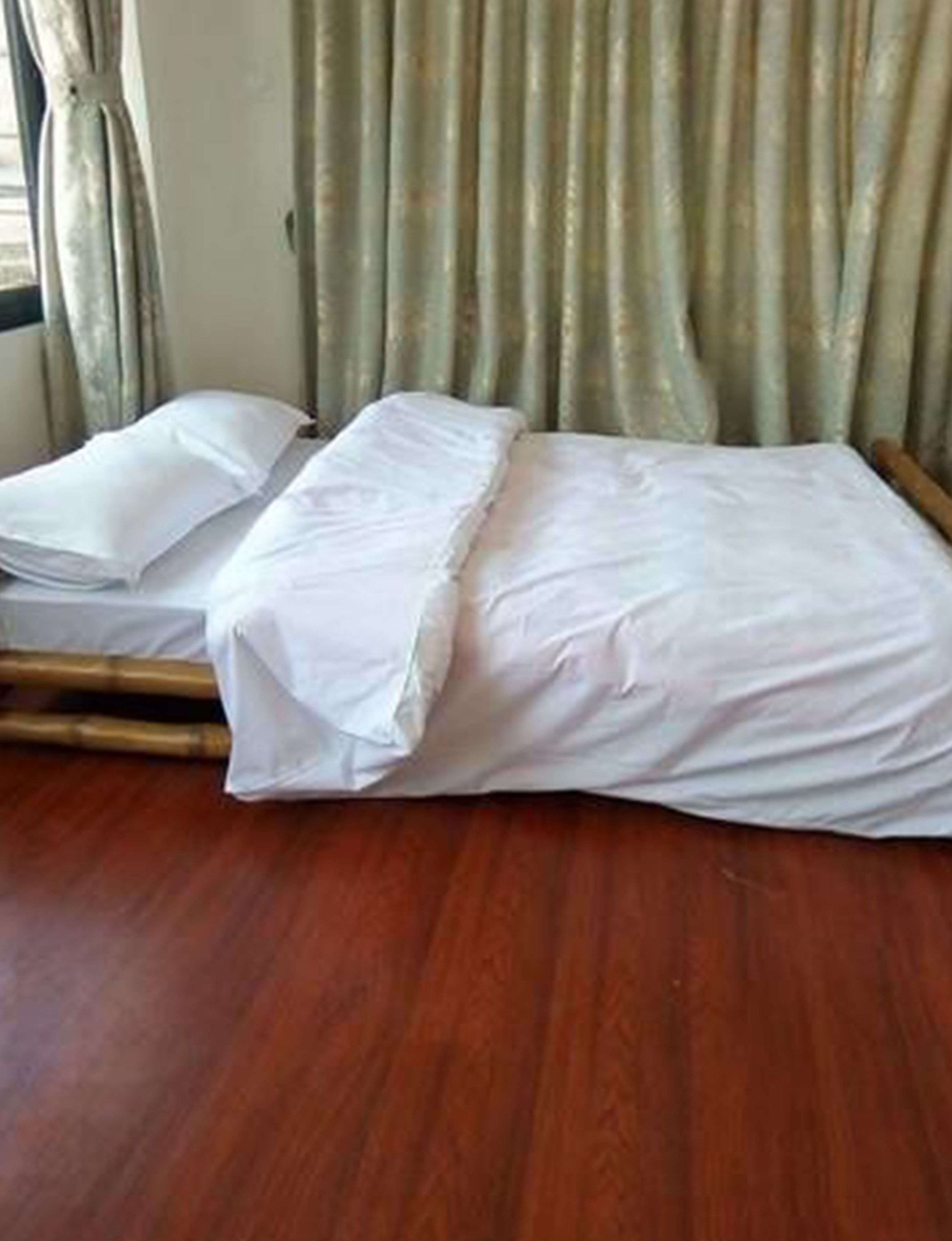 Free WiFi, bed sheets