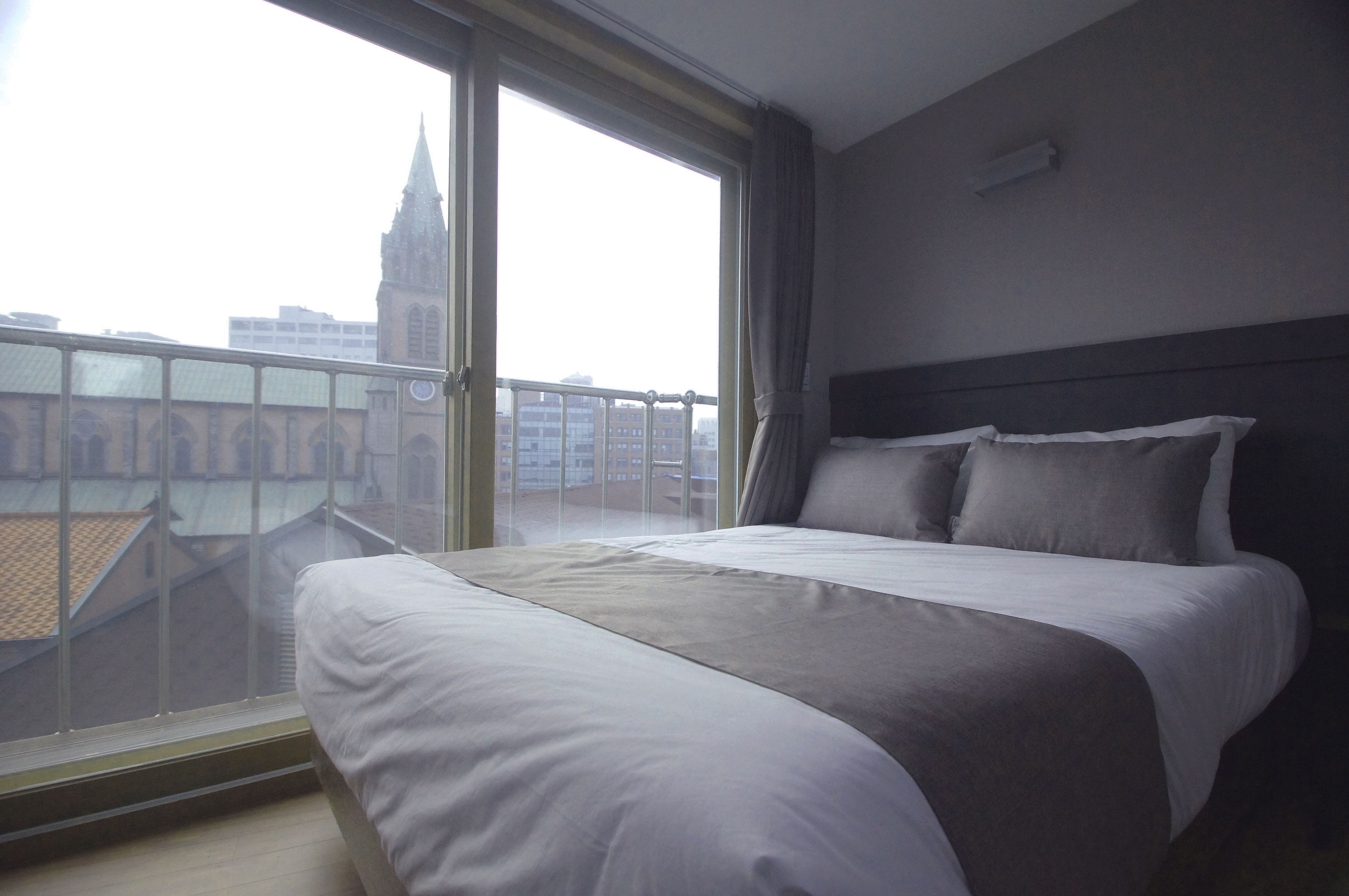 Habitación cuádruple Deluxe, 2 camas dobles, no fumadores, vistas a la ciudad | Escritorio, sistema de insonorización, wifi gratis y ropa de cama