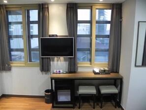 Basic Quadruple Room, 2 Katil Kelamin (Double), Non Smoking | Meja, kalis bunyi, Wi-fi percuma, cadar katil 