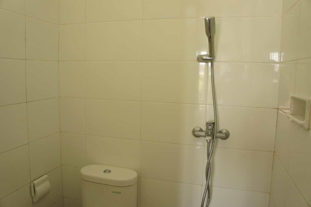 Buồng tắm vòi sen, chậu vệ sinh/vòi rửa, khăn tắm, giấy vệ sinh 