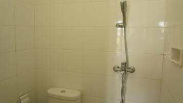 Shower, kloset, handuk, dan tisu toilet