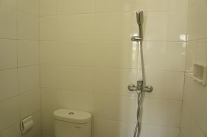 Shower, bidet, towels, toilet paper - Kubu B'dauh Homestay (Legian)