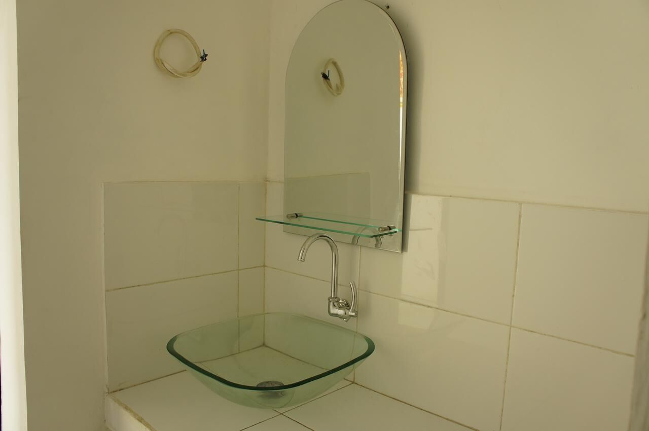 Shower, free toiletries, towels