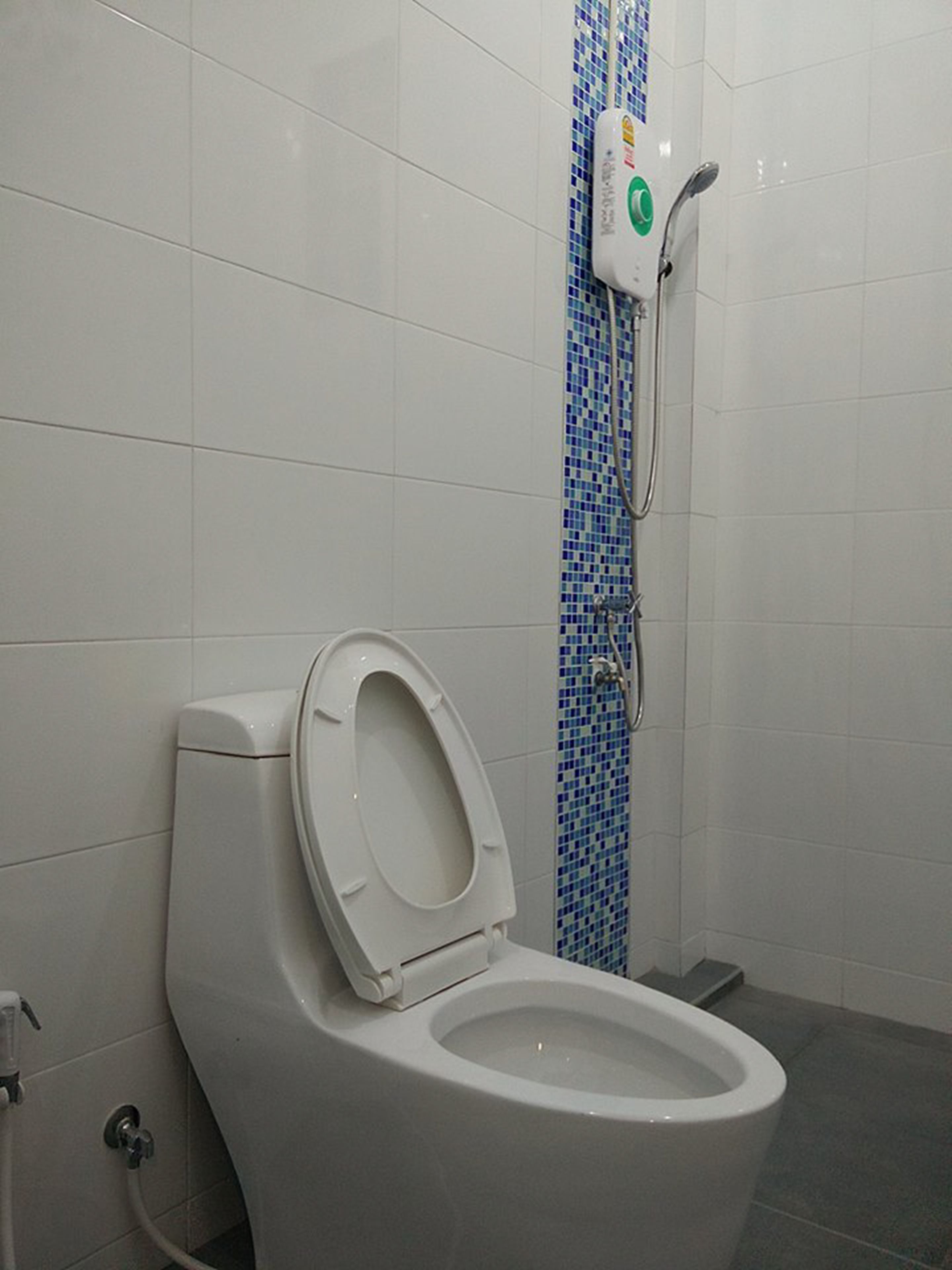 shower, free toiletries, towels