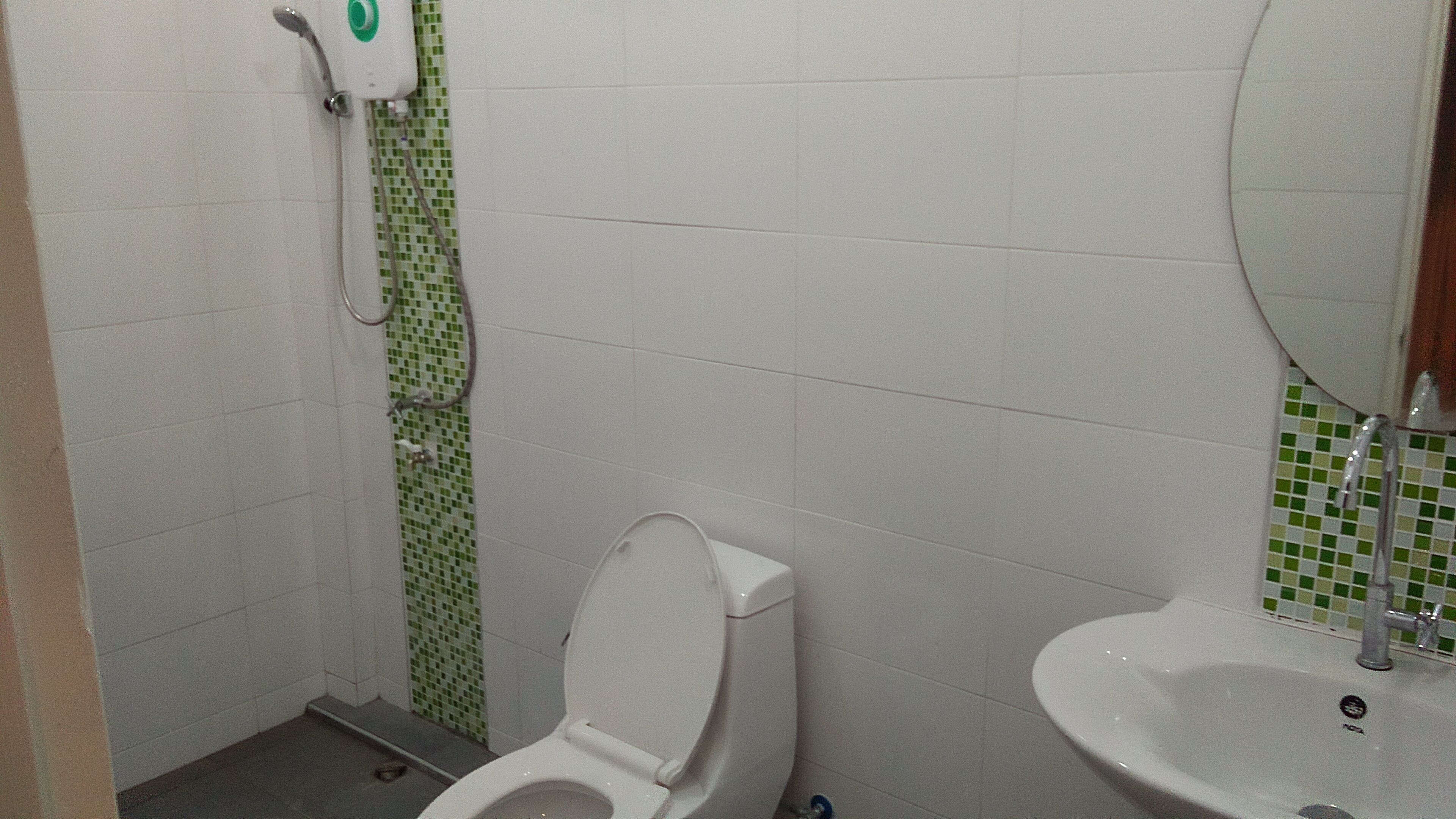 family suite, 2 bedrooms | bathroom | shower, free toiletries, towels