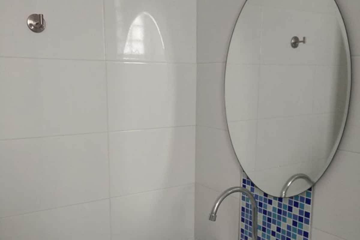 shower, free toiletries, towels