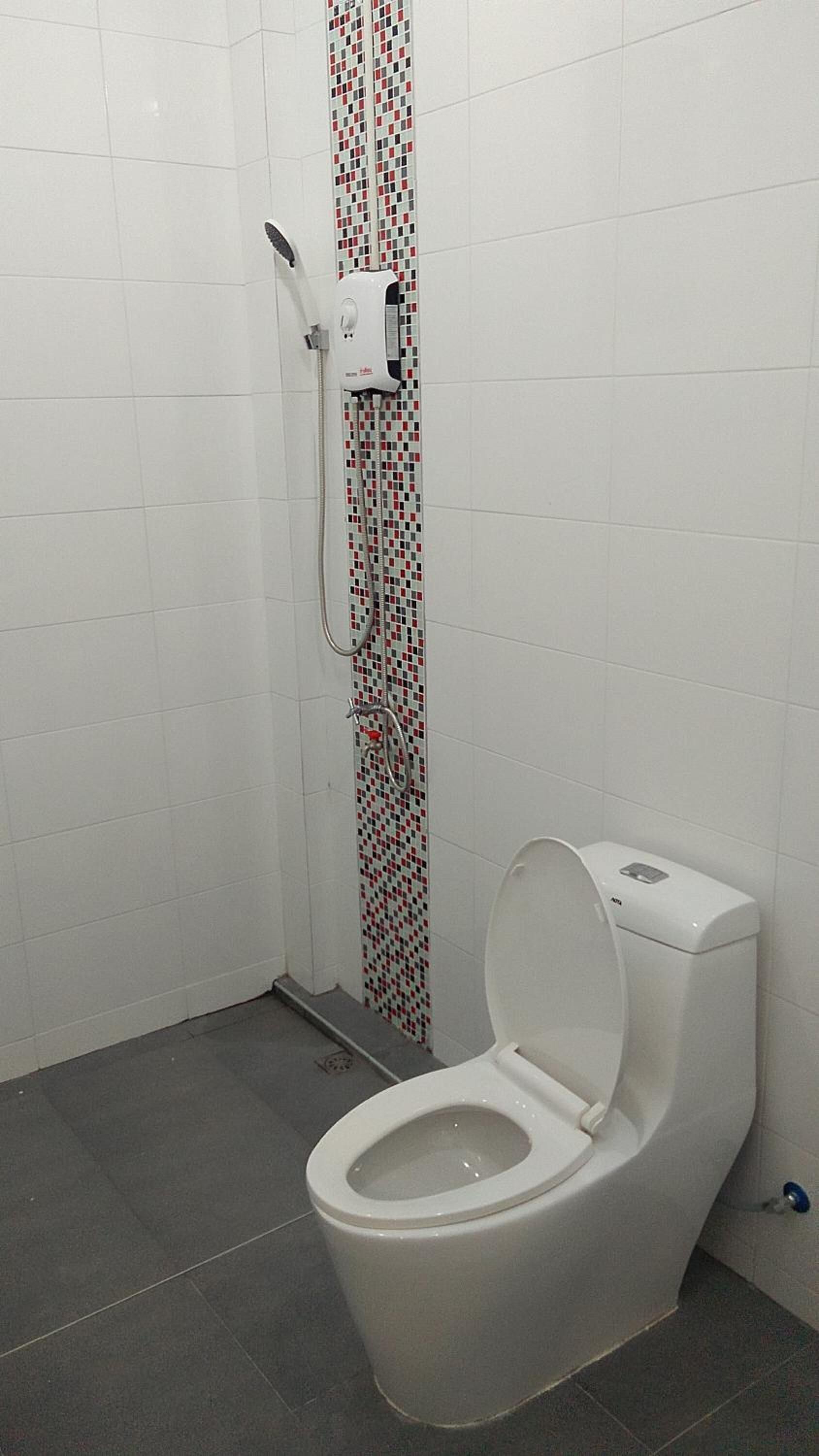 shower, free toiletries, towels