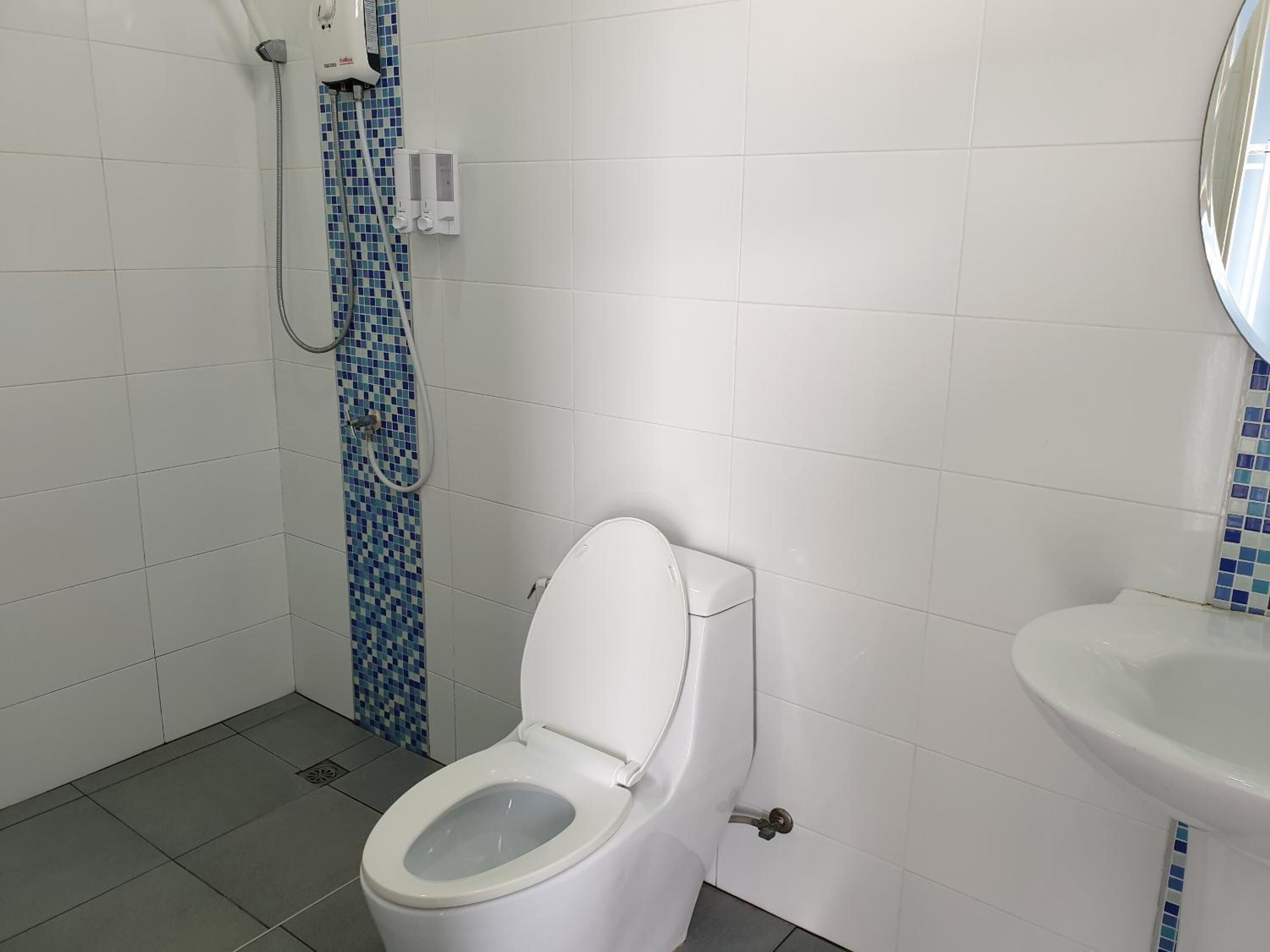 shower, free toiletries, towels