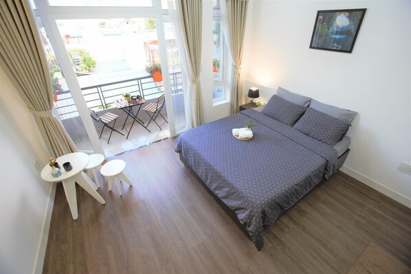 Een kluis op de kamer, een bureau, verduisterende gordijnen