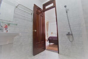 Shower, free toiletries, hair dryer, slippers - The Nguyens Café DCT (Ho Chi Minh City)