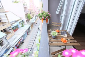 Deluxe tweepersoonskamer, balkon (4A/3A) | Een kluis op de kamer, een bureau, verduisterende gordijnen