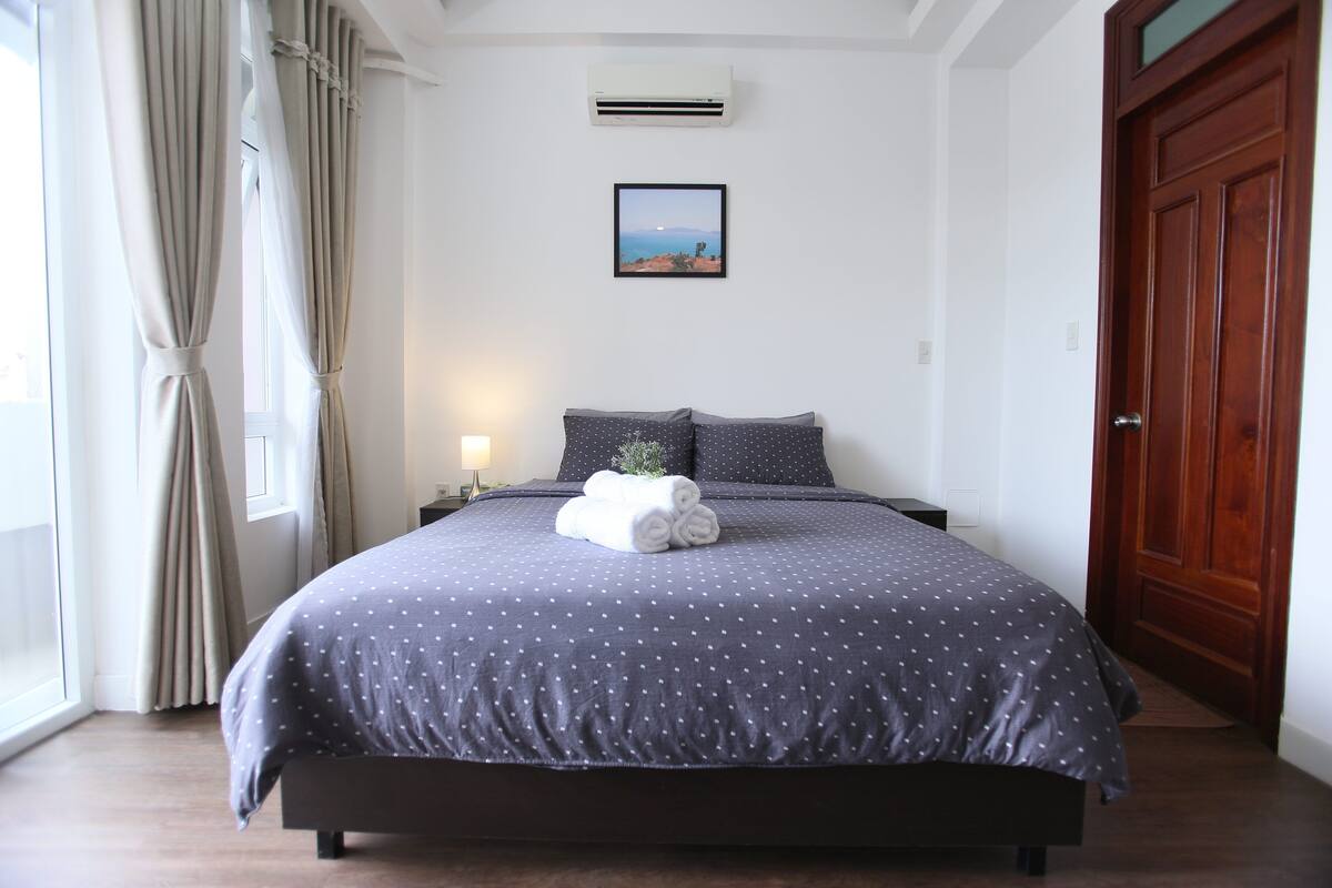 Phòng đôi Deluxe, ban công (4A/3A) | Két bảo mật tại phòng, bàn, màn/rèm cản sáng, phòng cách âm 