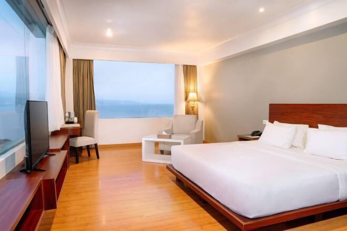 Minibar, caja de seguridad en la habitación y escritorio