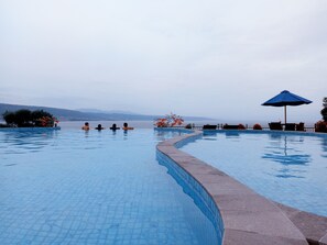 Infinity pool - Hotel Santika Luwuk - Sulawesi Tengah (Luwuk)