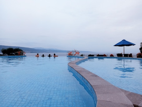 Una piscina techada. Hotel Santika Luwuk - Sulawesi Tengah