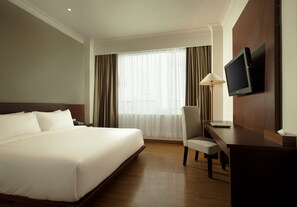 Minibar, in-room safe, desk, soundproofing - Hotel Santika Luwuk - Sulawesi Tengah (Luwuk)