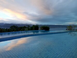 Una piscina cubierta