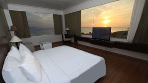 Superior Room Queen, Sea View | Minibar, in-room safe, desk, soundproofing