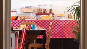 Free daily buffet breakfast