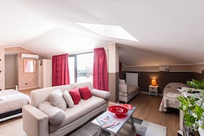 Familie suite, terras | Luxe beddengoed, een bureau, gratis wifi, beddengoed