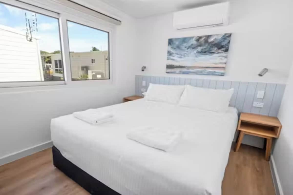 Standard 2 Bedroom Cabin - Sleeps 4 | WiFi (free), bed sheets