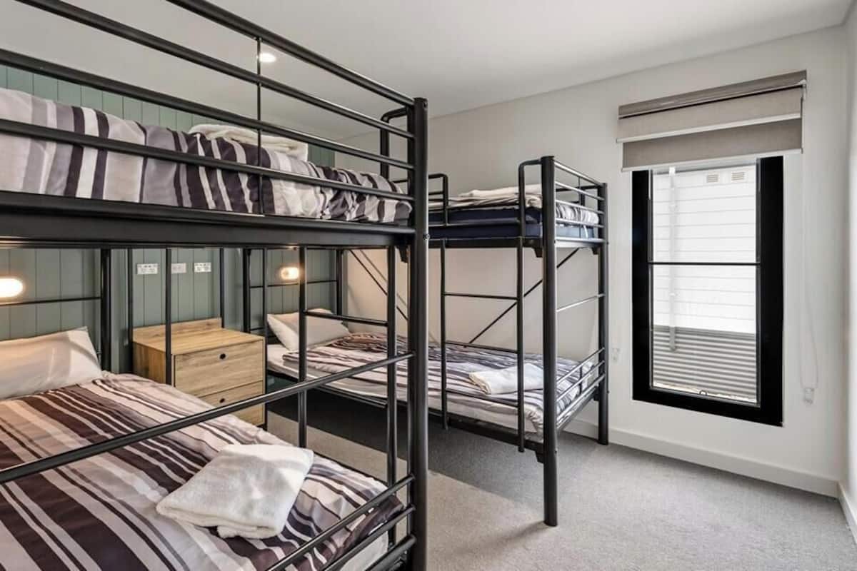 Superior 2 Bedroom Cabin - Sleeps 6