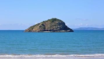 På stranden
