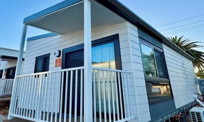Standard 2 Bedroom Cabin - Sleeps 4 | Balcón